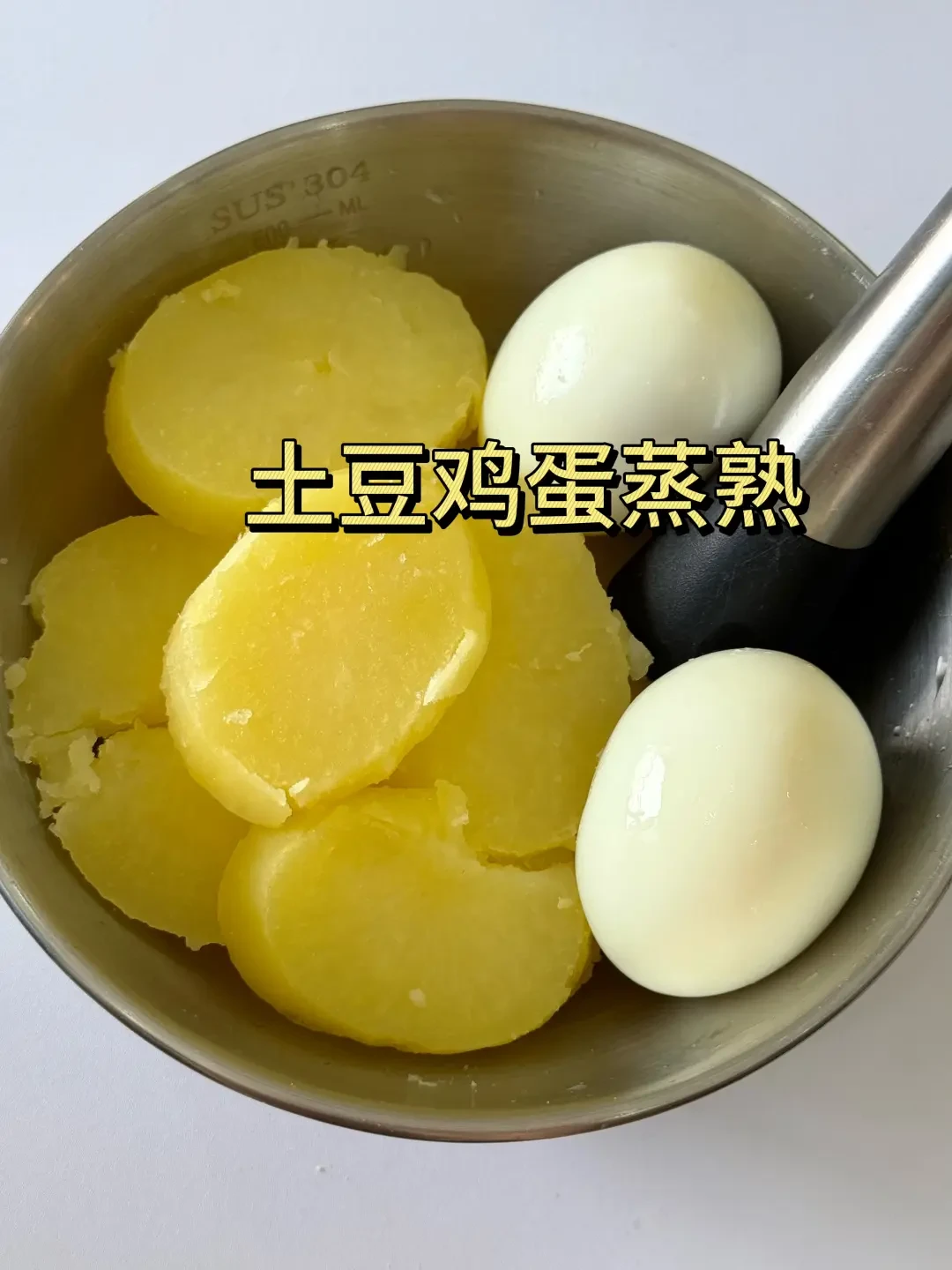 这碗土豆泥鸡蛋生菜沙拉,收藏超30万、今天又被翻出来刷:我把热量、蛋白质、成本三笔账算了一遍,配方能抄,3种吃法不能抄