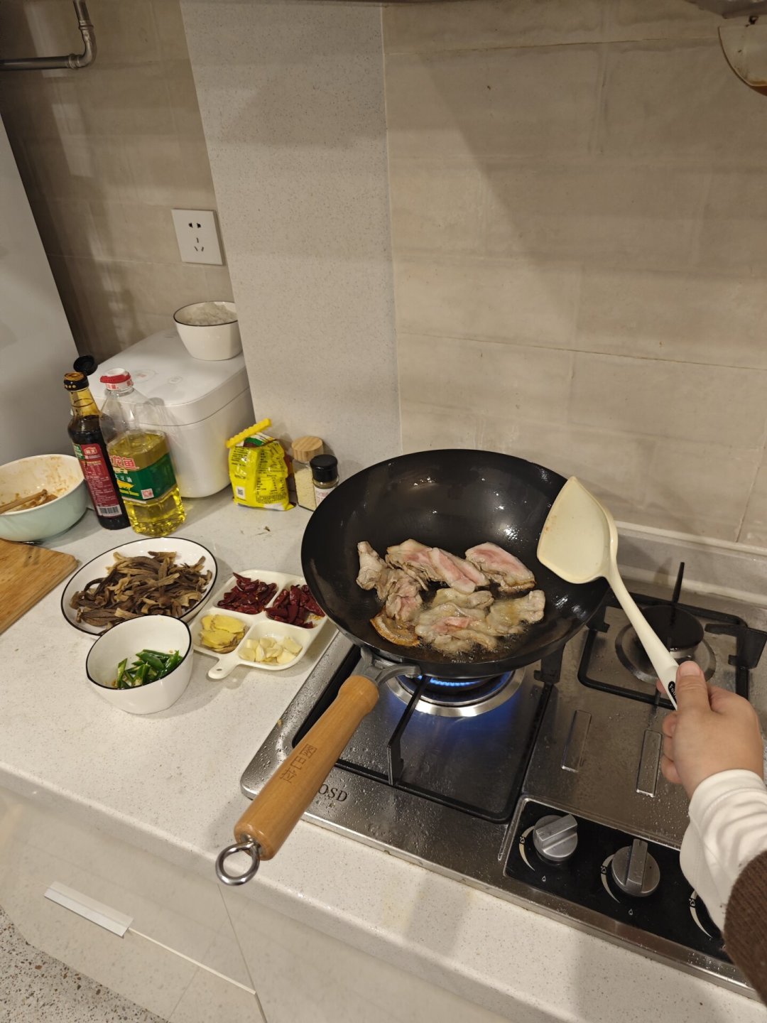 铁锅因为“太多人不会用”被下架了:从涂层锅换铁锅前,先想清楚这三个问题