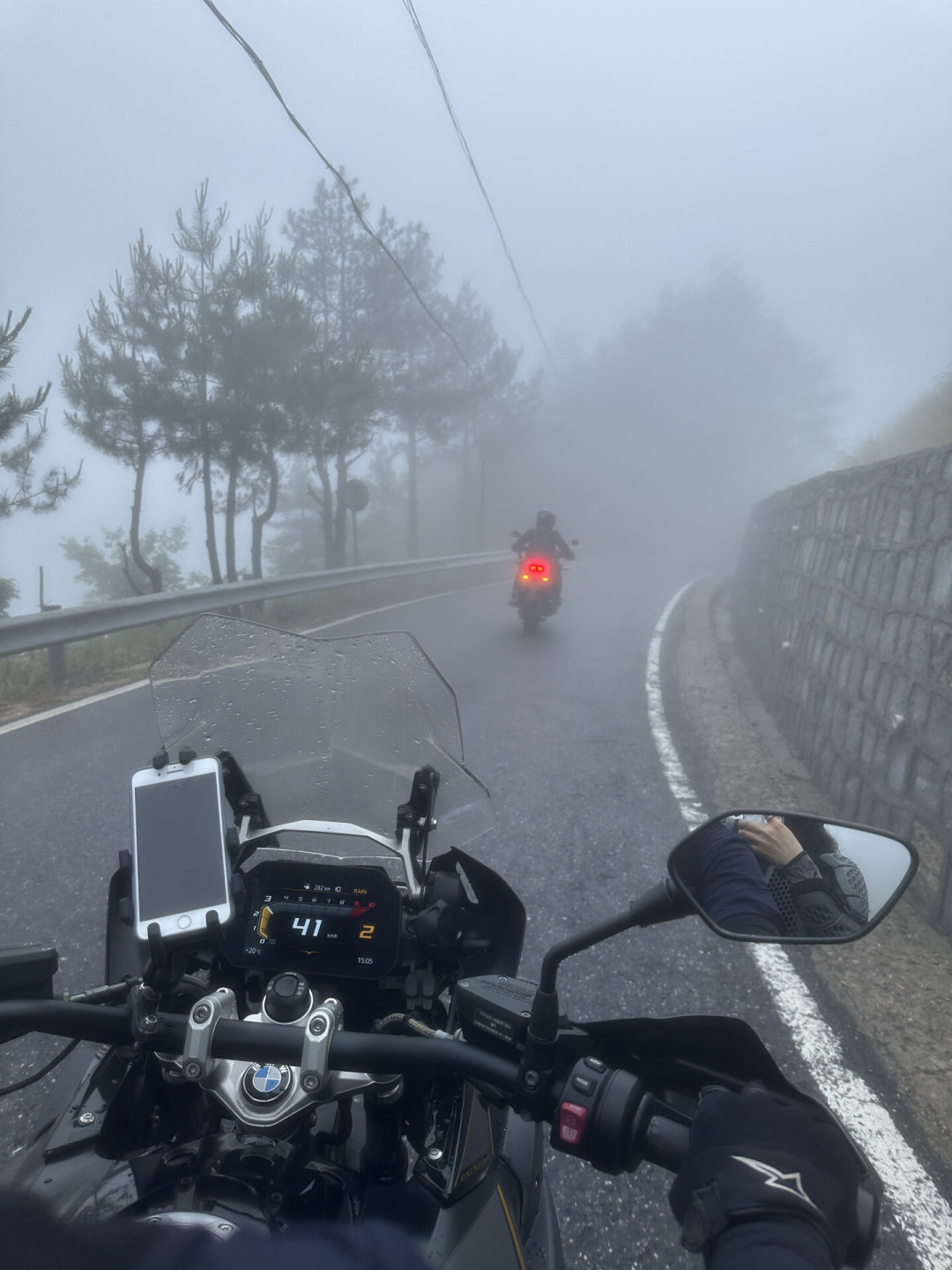 这周有2个摩旅人的车被泥石流困住了:8月底出发是赌天气,这4条线路的9月窗口值得等