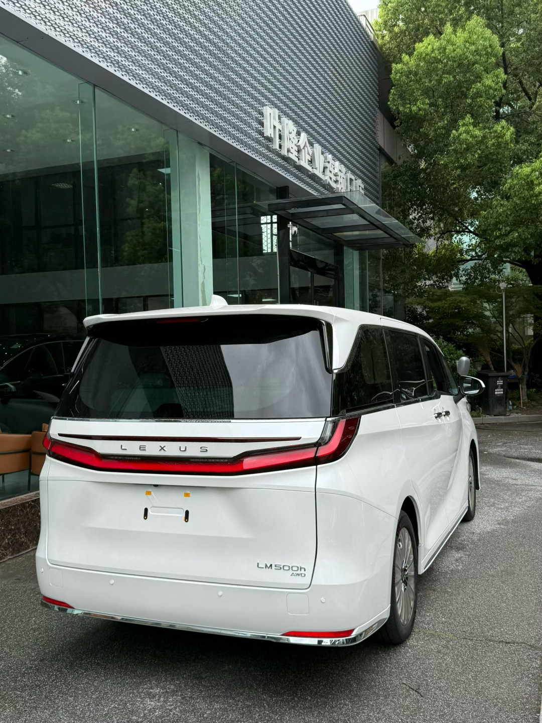尊界V800上市半个月,雷克萨斯LM加价一个月跌了4万:最后一款还在加价的车,三种人三种答案