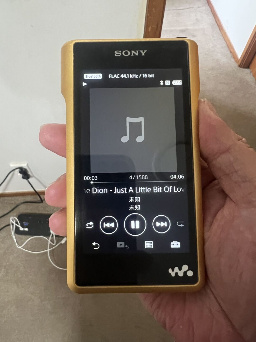 朋友送我一台10年前的索尼Walkman,2026年还值得听吗?四道坎三个出口,先算清成本再翻抽屉