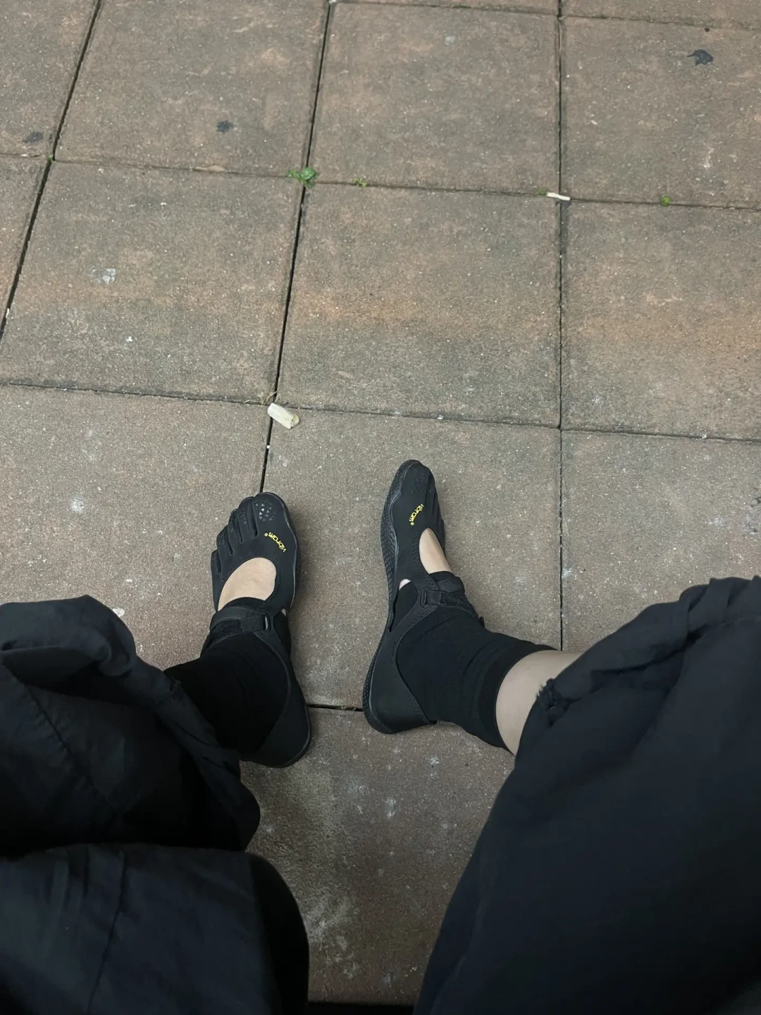 五指鞋能“矫正拇外翻”?一边狂喜一边劝慎穿,这场拉锯到底在争什么