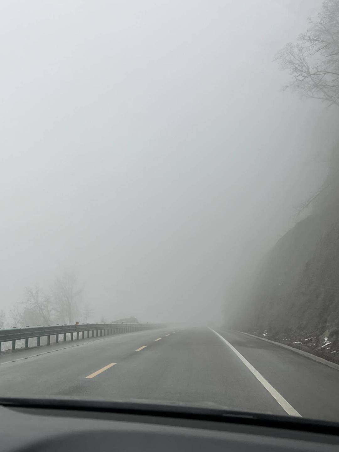 照片里是云海,路上是浓雾:汛期进山前,先把这3条能见度线和4个撤退信号背下来