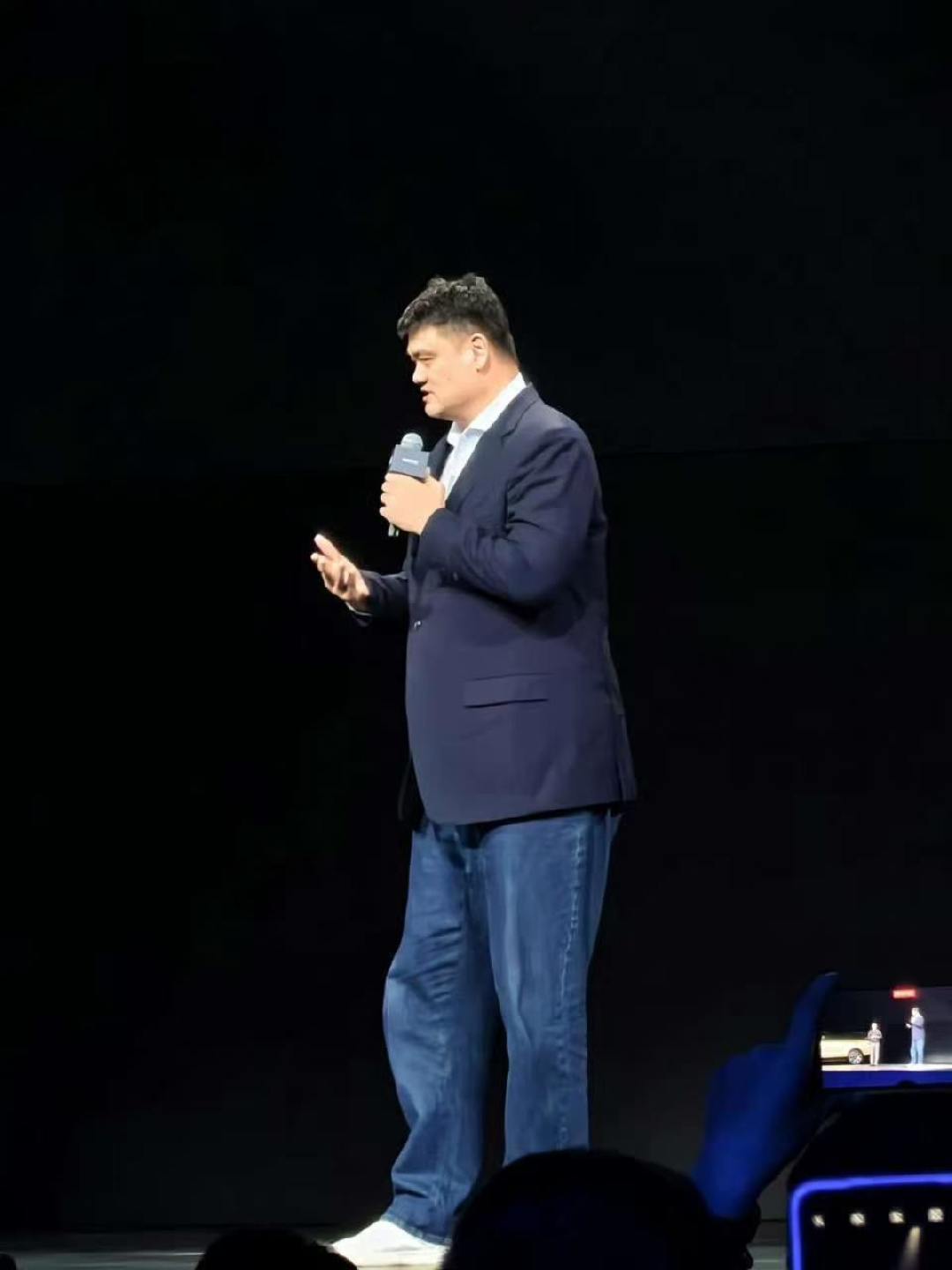 姚明卸下公职,流量没卸任:2个月7波,三分之一是情绪,三分之一是争议,三分之一是生意