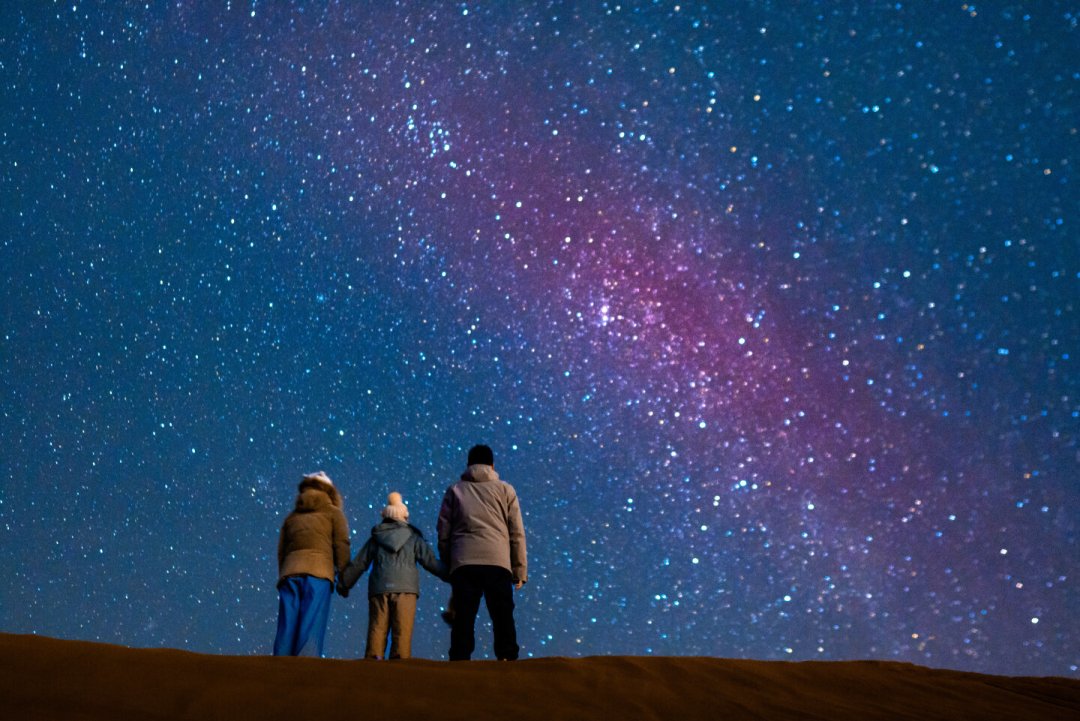 营地自带拍摄300、观星团500、专人跟拍1000+:中卫沙漠拍银河的三种花钱方案,全网真实反馈我们扒了一遍