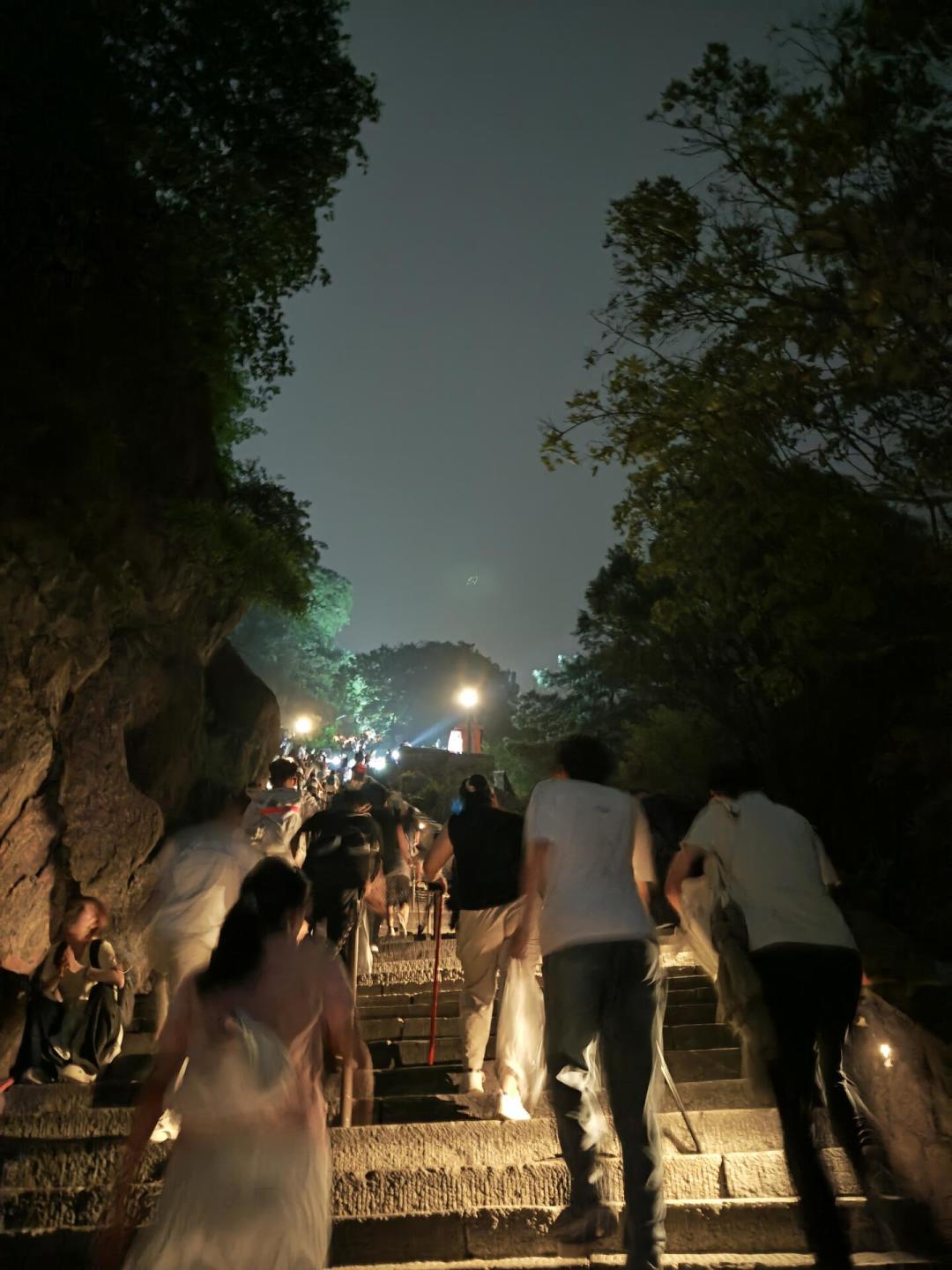 夜爬泰山看日出，115元门票只是最便宜的一项：4700次救援、680条人命，出发前必须算清的三笔账
