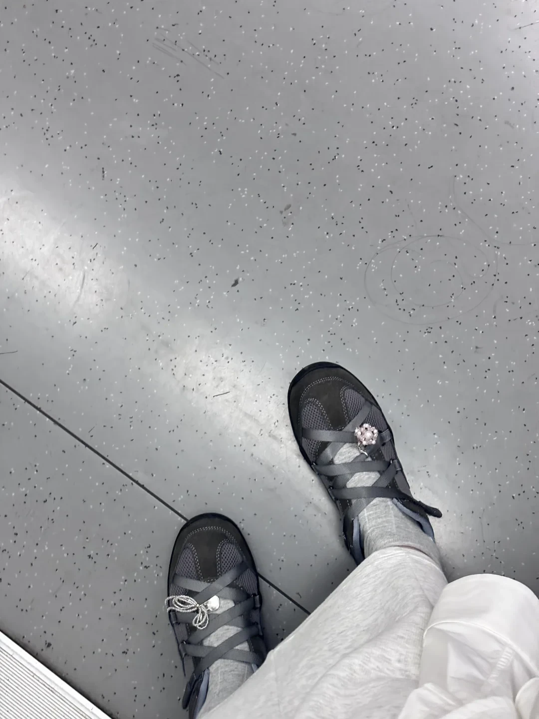 有人平地摔跤骨折，客服承认“雨天不防滑”：早秋最火的机能单品是一双「机能芭蕾鞋」，花钱前先搞清楚三档价位和四个坑