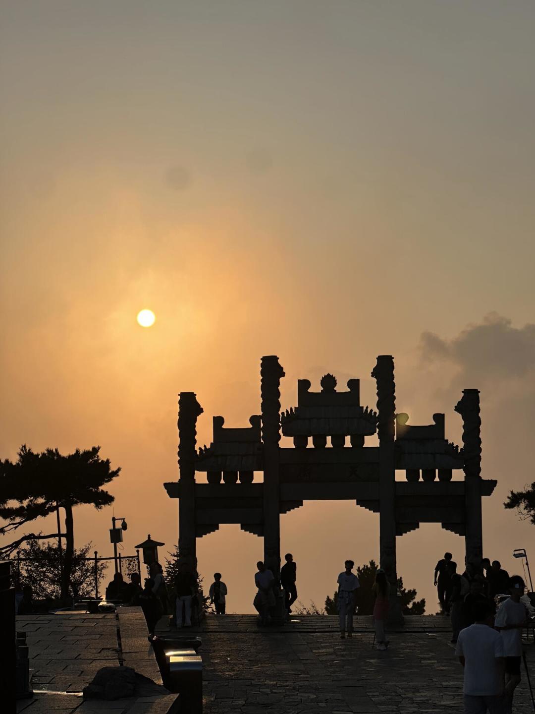 夜爬泰山看日出，115元门票只是最便宜的一项：4700次救援、680条人命，出发前必须算清的三笔账