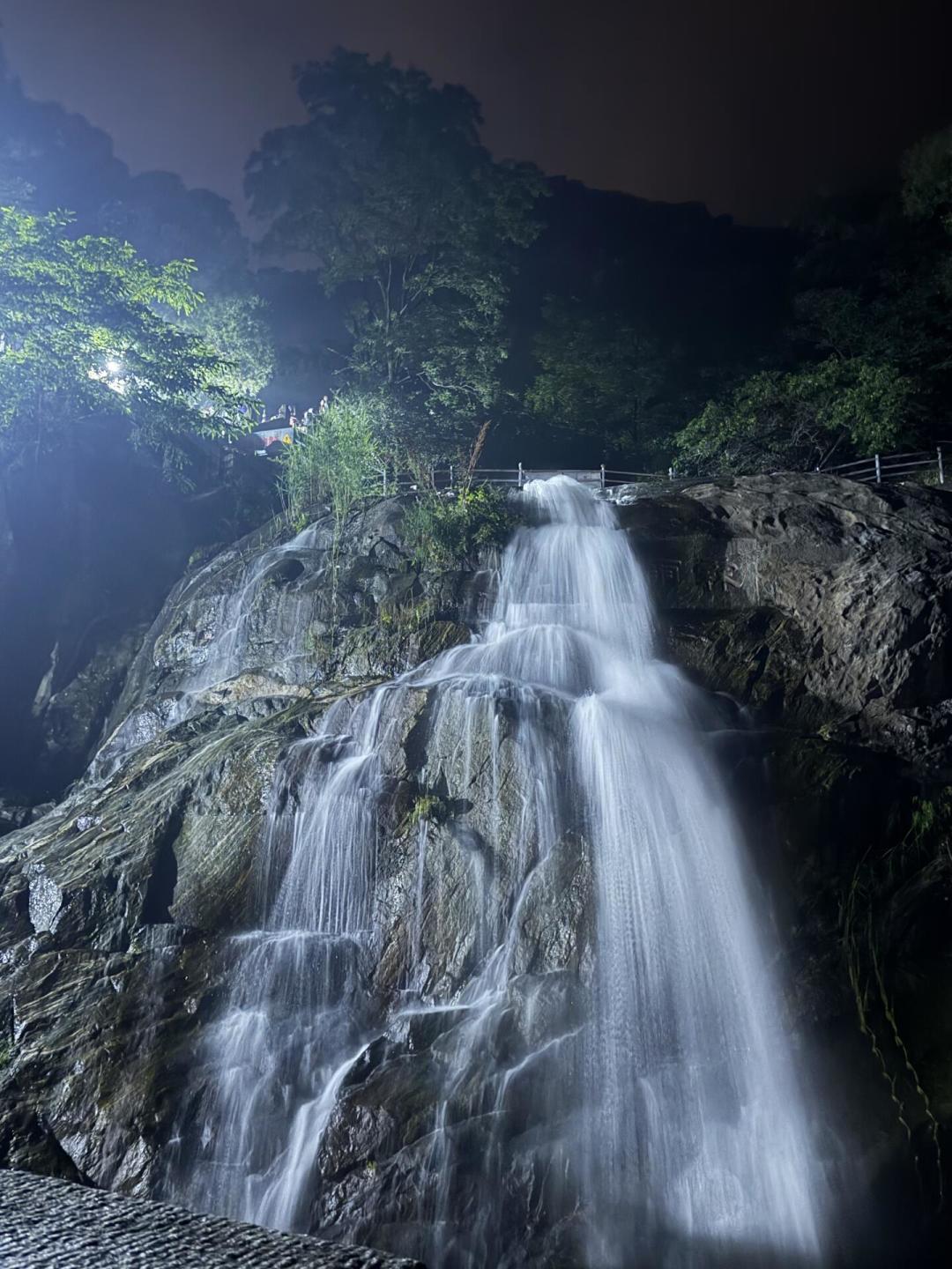 夜爬泰山看日出，115元门票只是最便宜的一项：4700次救援、680条人命，出发前必须算清的三笔账