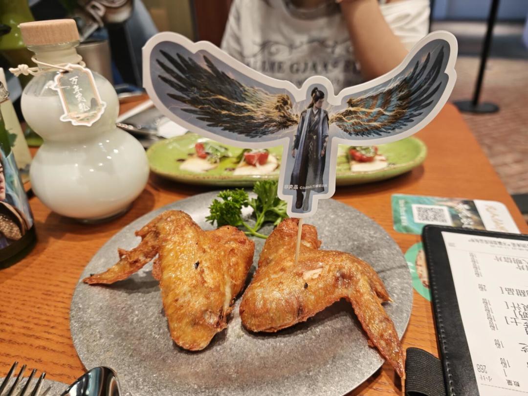 《凡人修仙传》主题餐厅今日开业：口碑当天裂成两半，梗菜值得冲、周边先避雷