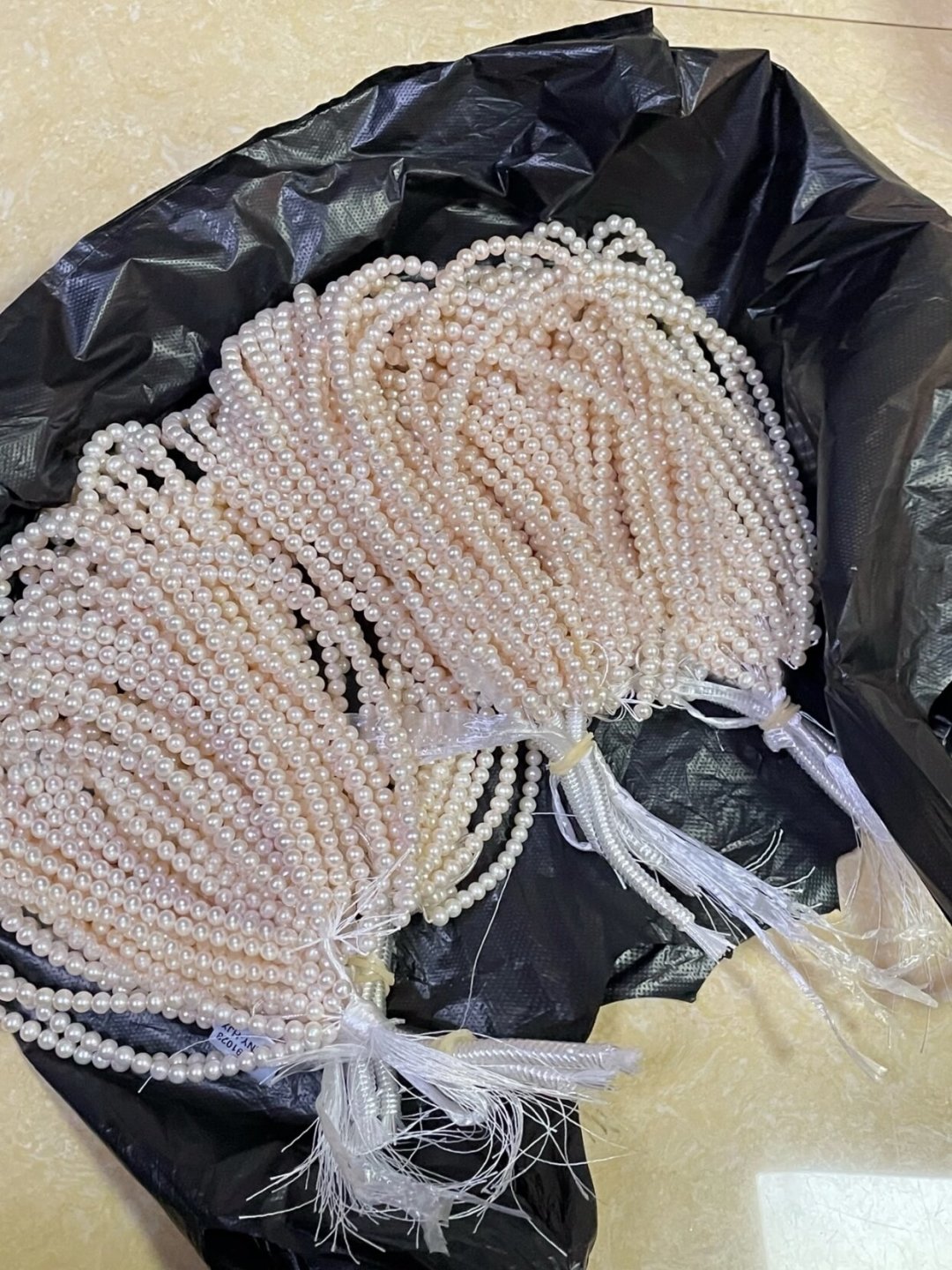 同一条珍珠项链,报价300,80成交:去诸暨山下湖淘珍珠前,先把这三本账看完