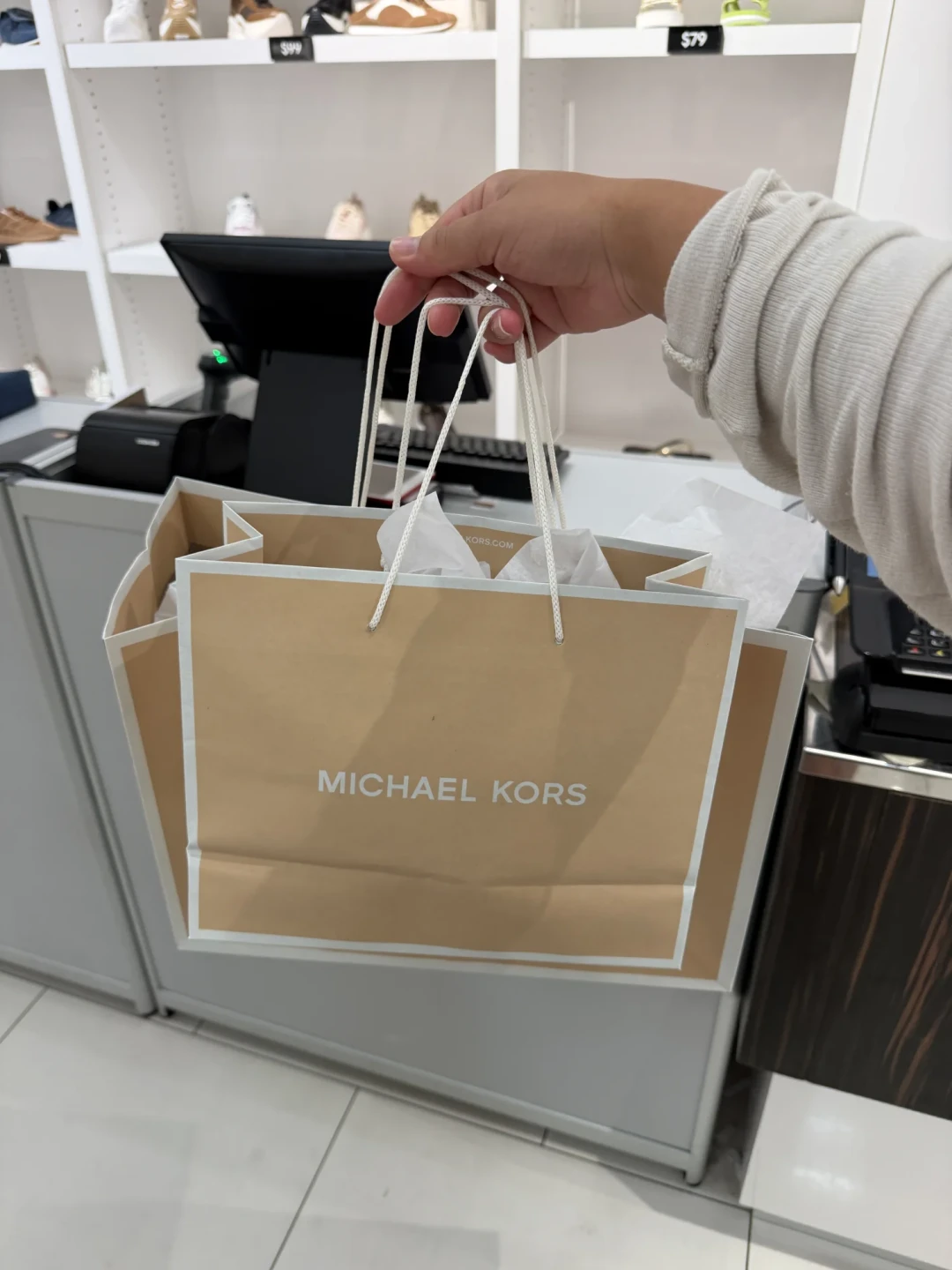 MK Nolita国内卖3599,美国卖984:海淘看着血赚,我把运费、税和假“原价”都算了一遍,结论可能相反