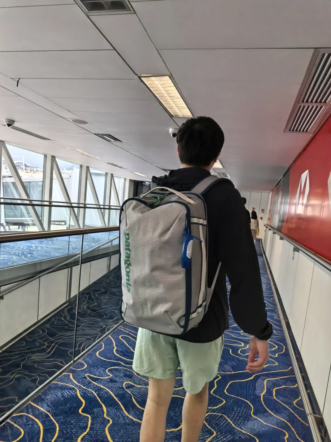 巴塔黑洞包被吹成神包,但很容易买错:翻完60多条实穿帖,理清选款、登机边界和渠道坑