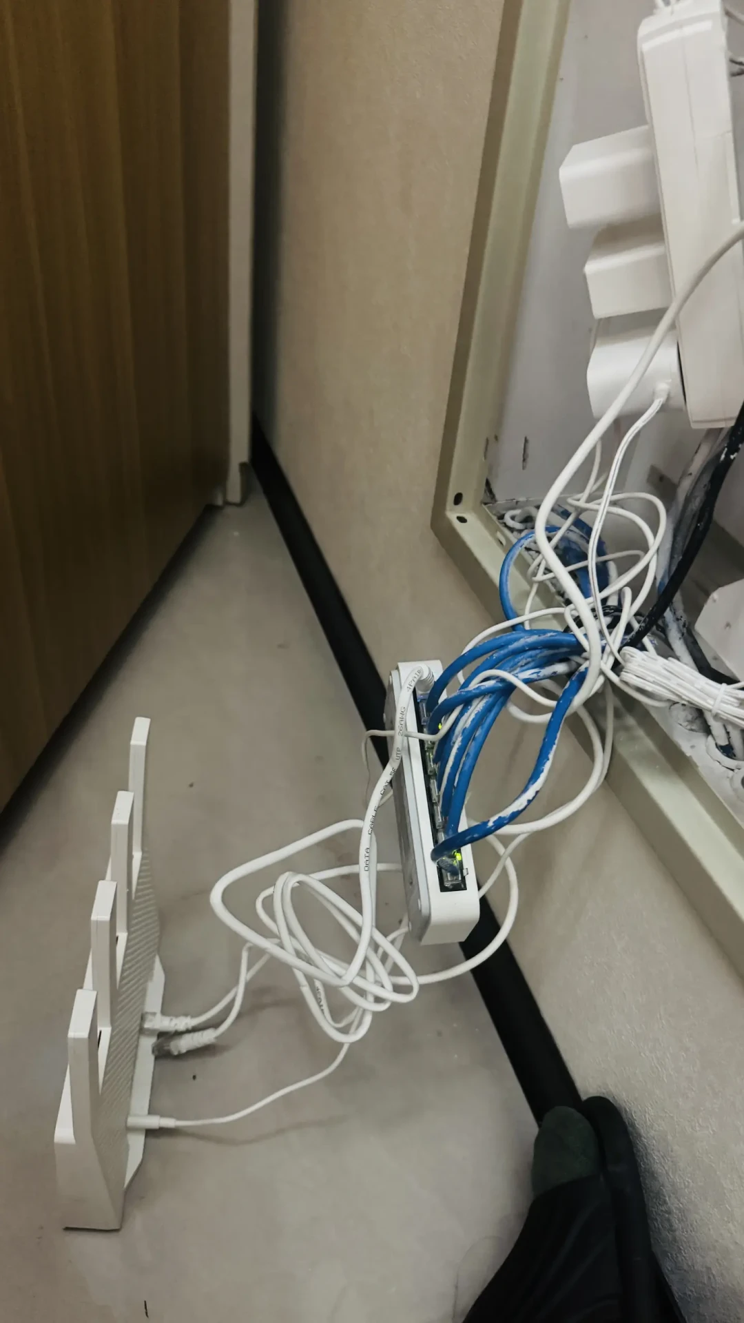 花几百块装的有线Mesh,掉线比无线还勤?翻了20多个真实案例,问题出在4个地方,没一个要换路由