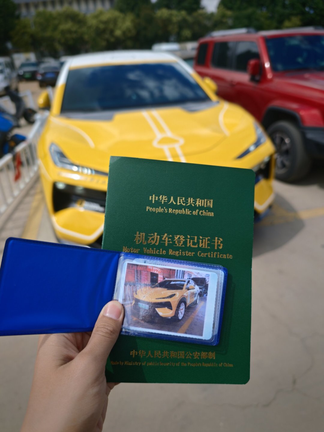 改色膜贴坏一年开裂、金属膜还废智驾:新能源车主贴膜前要算的三笔账