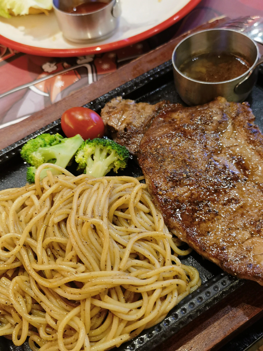 王思聪的20元牛排店9家全关:把账算了一遍,这生意从一开始就难赚钱