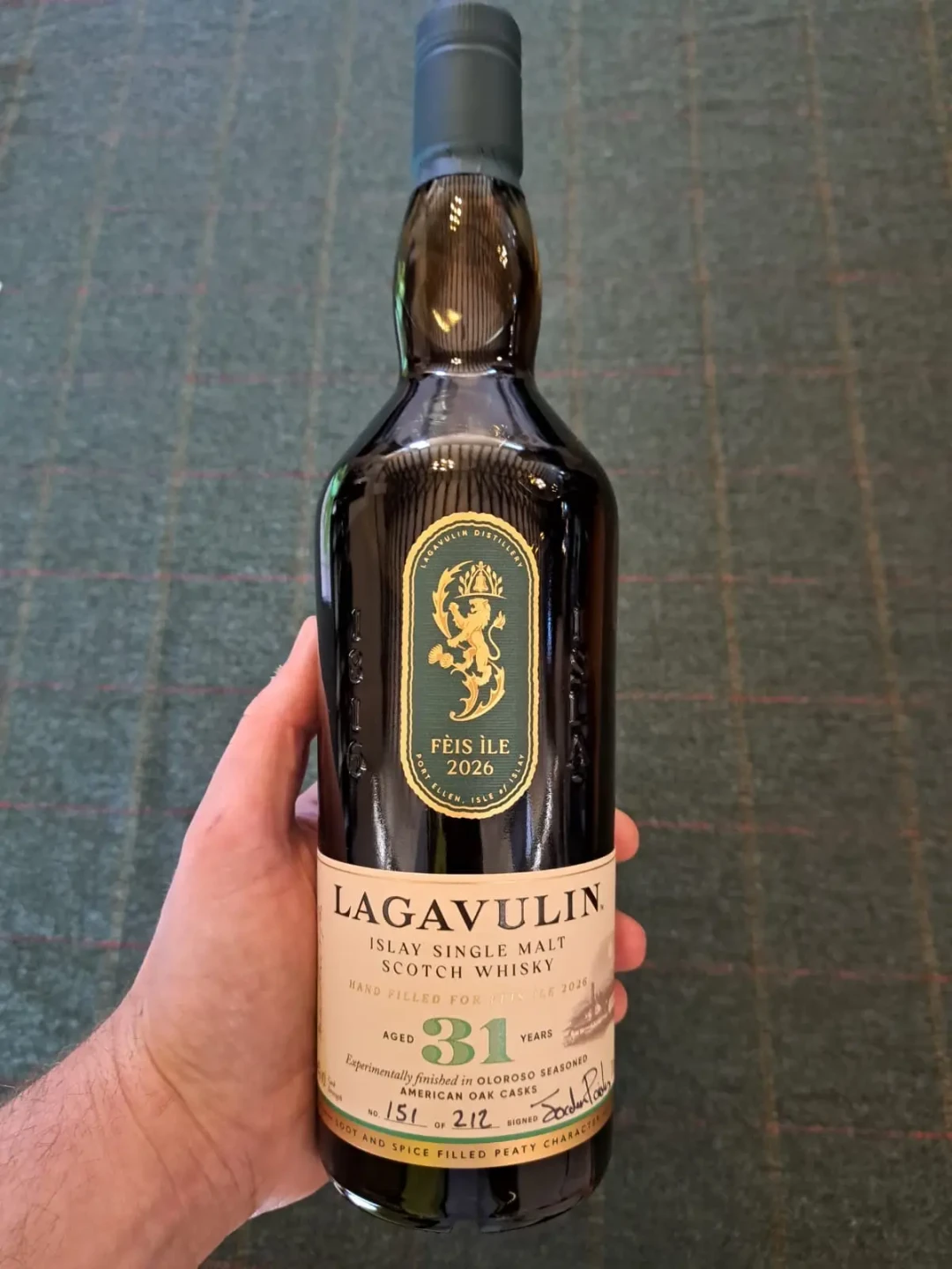 31年手装瓶实拍，瓶身手写编号151/212并有酒厂经理签名
