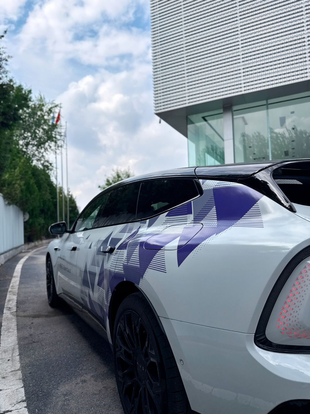 奥迪E5 Sportback:从23.59万降到20.59万,还追加整车终身质保,这台“夸驾控、骂品控”的奥迪现在能捡吗