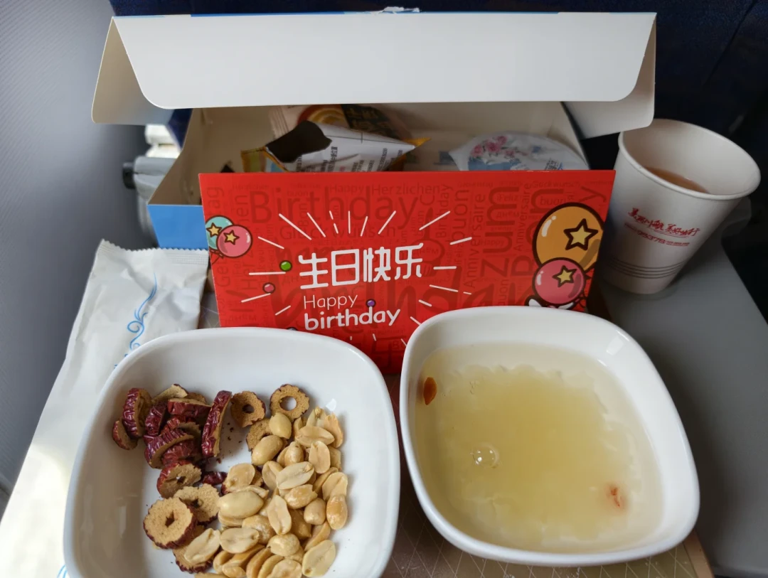 生日当天坐川航,会被手写贺卡和小蛋糕“砸”中?翻了近30条真实帖,触发机制和你想的不一样