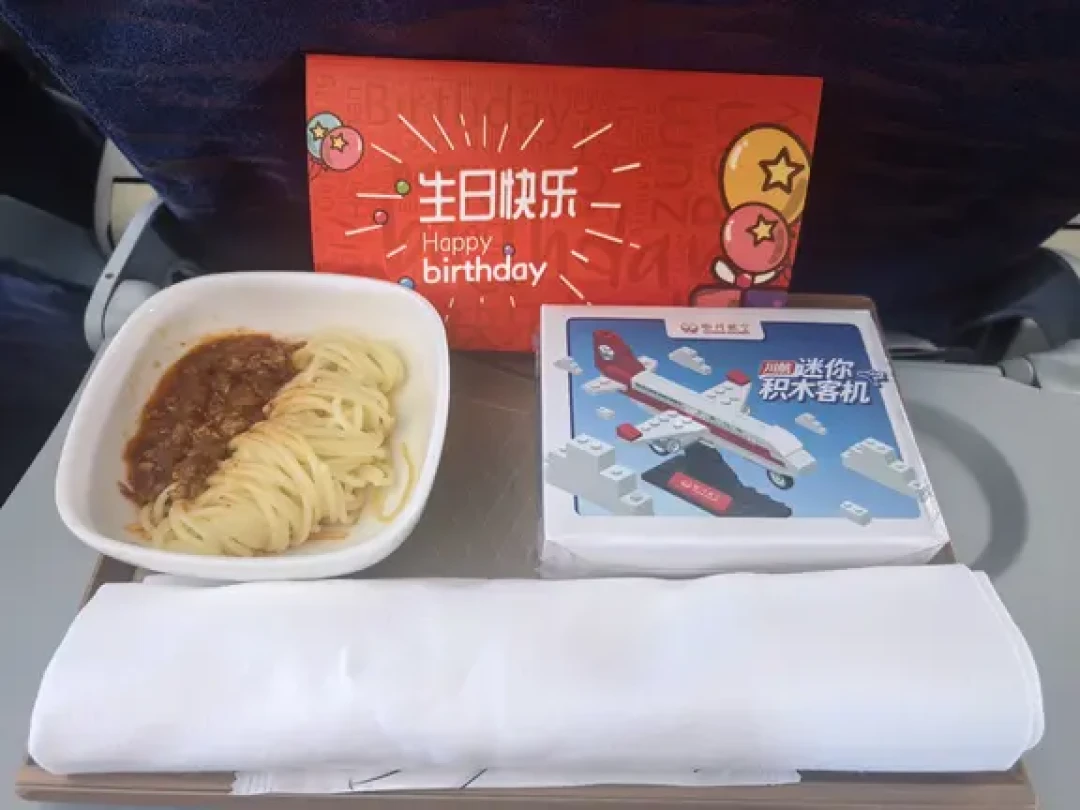 生日当天坐川航,会被手写贺卡和小蛋糕“砸”中?翻了近30条真实帖,触发机制和你想的不一样
