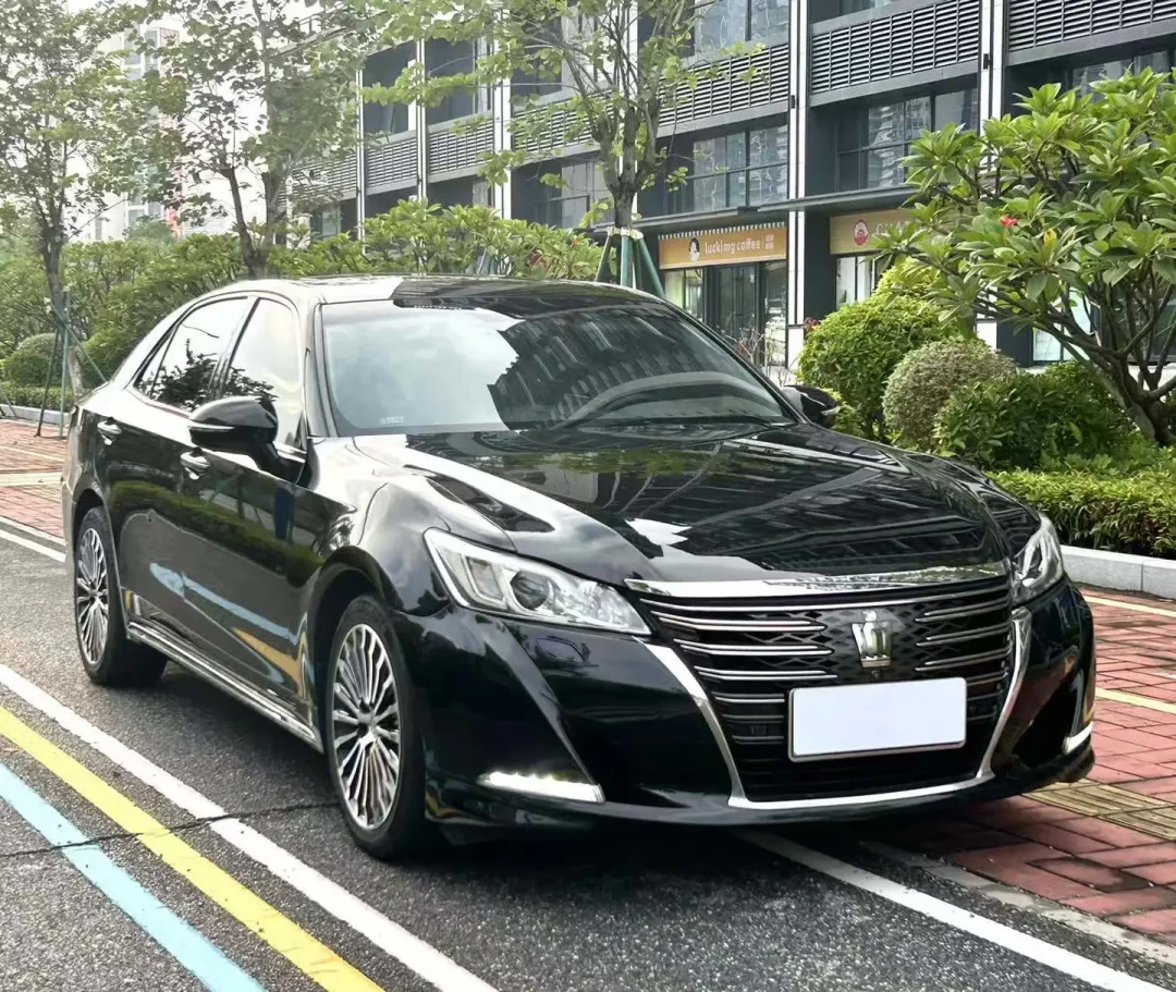 一台在问“还值不值9万”,一台被车商高价收走:14代皇冠这周裂成了两个市场