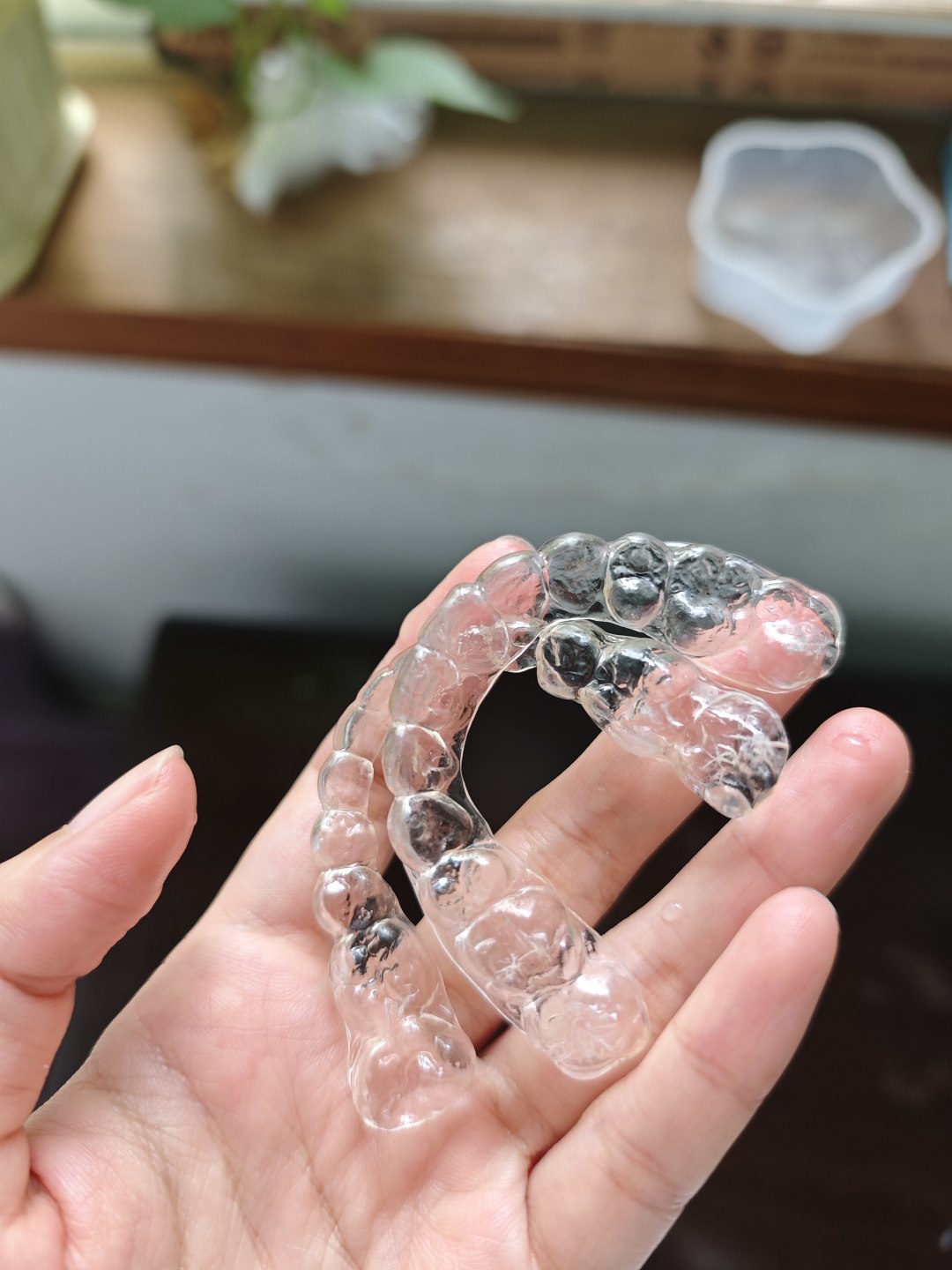 有人整牙变小脸，有人整牙脸变凹：对照正畸医生的解释和几百条恢复记录，我把“牙套脸”的真相和高风险脸型的自查清单理清了