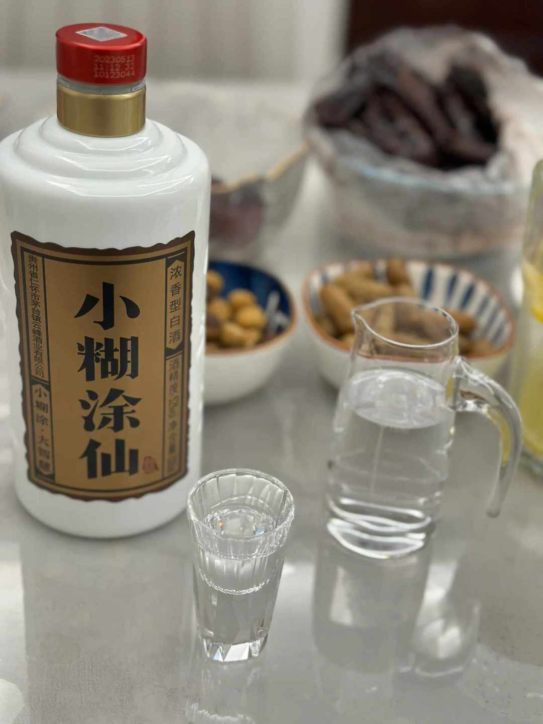 在茅台镇做浓香的小糊涂仙,百元经典款还值得买吗:中秋前,把选哪瓶、躲哪些坑一次说清