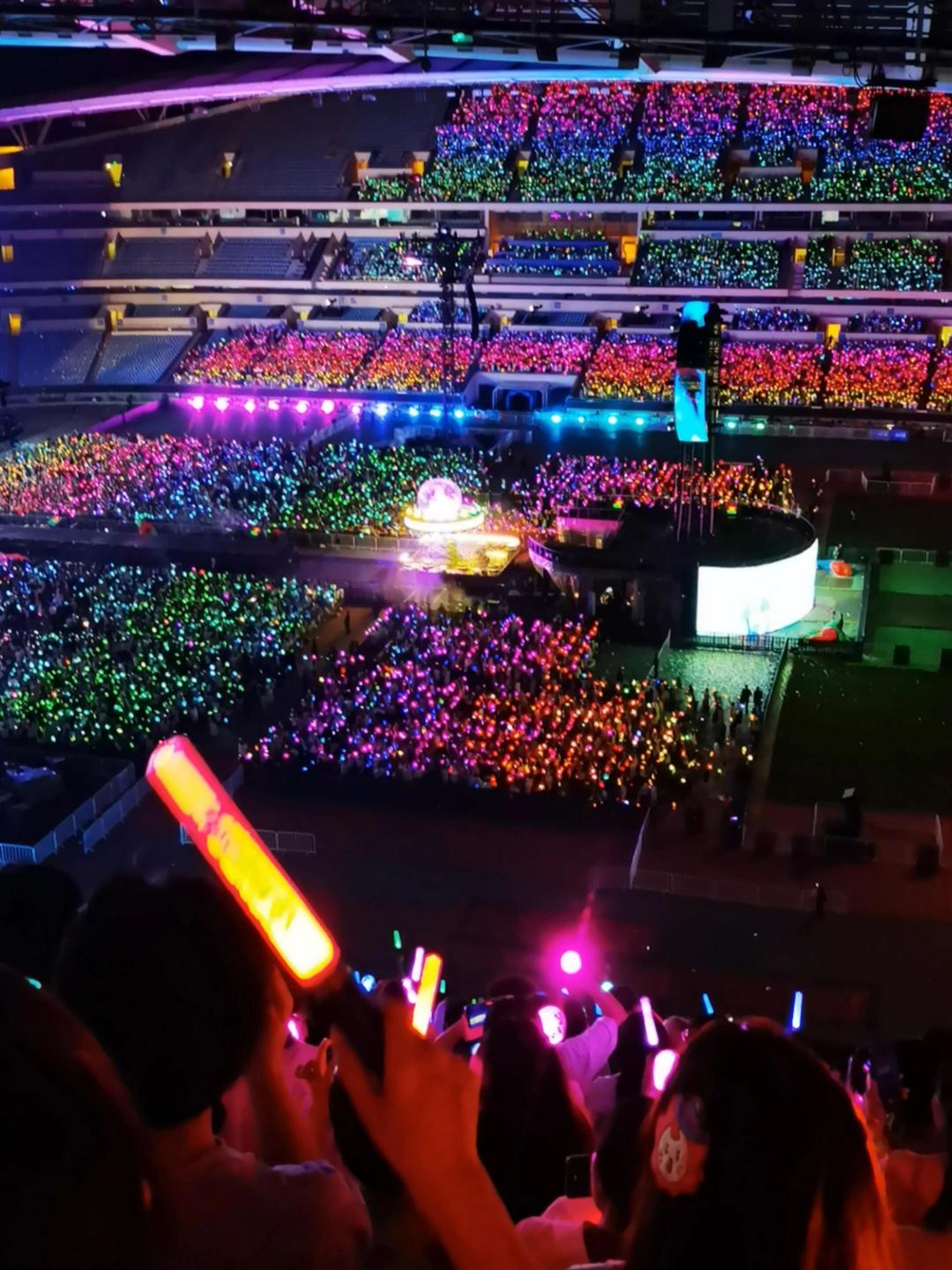 王俊凯内场被炒到8000,华晨宇巡演几乎站站五折:演唱会票该