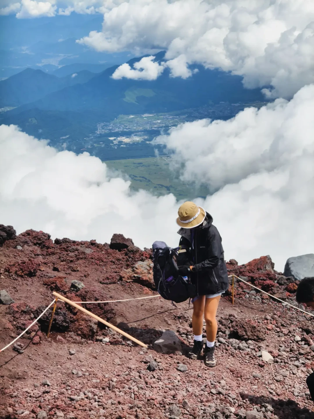 富士山9月10日封山,冲顶窗口只剩17天:有人把7岁儿子丢在半山,也有人抢最后的周末