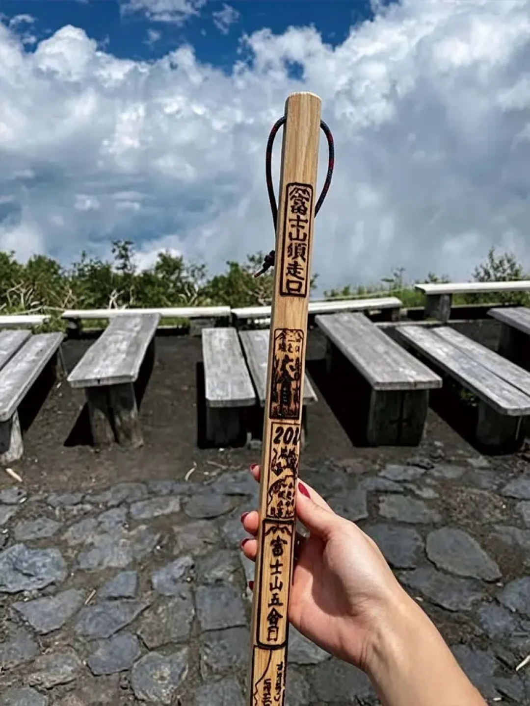 富士山9月10日封山,冲顶窗口只剩17天:有人把7岁儿子丢在半山,也有人抢最后的周末