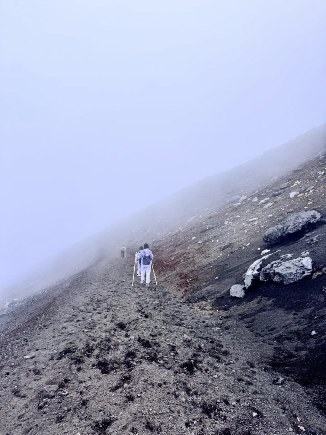 富士山9月10日封山,冲顶窗口只剩17天:有人把7岁儿子丢在半山,也有人抢最后的周末