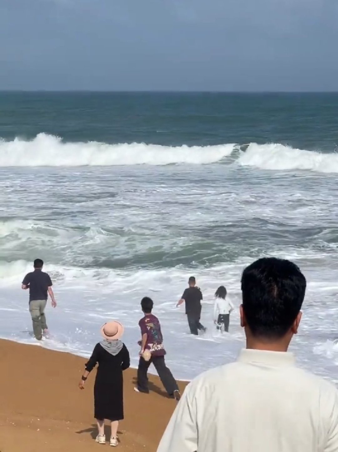 万宁冲浪教练抱板冲巨浪救起落水幼童:冲浪板是海边最靠谱的救生装备,但你千万别学他下水
