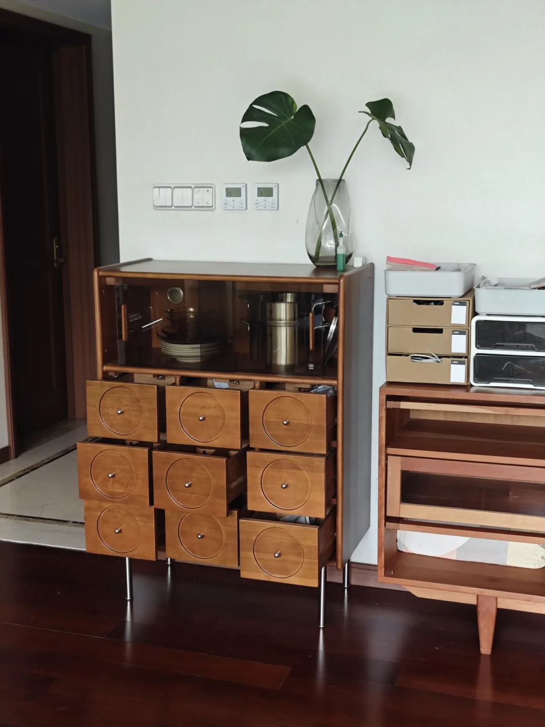 二黑家具流入二手市场:翻完这一年的19条挂牌,热门款七折坚挺、大件四折起步,但先避开这四个坑