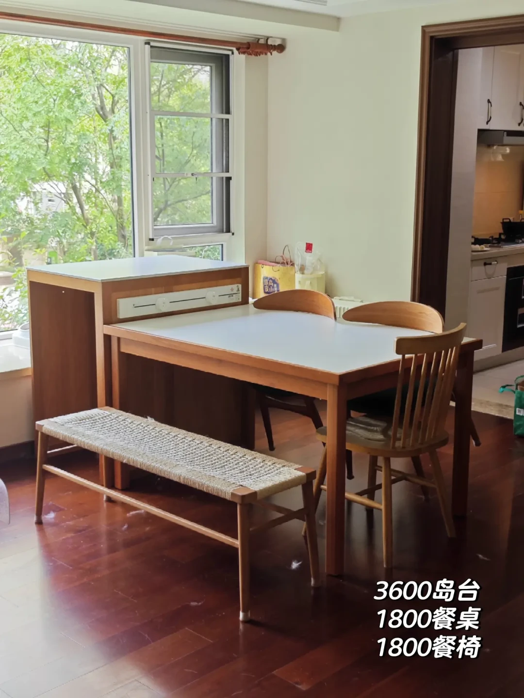 二黑家具流入二手市场:翻完这一年的19条挂牌,热门款七折坚挺、大件四折起步,但先避开这四个坑