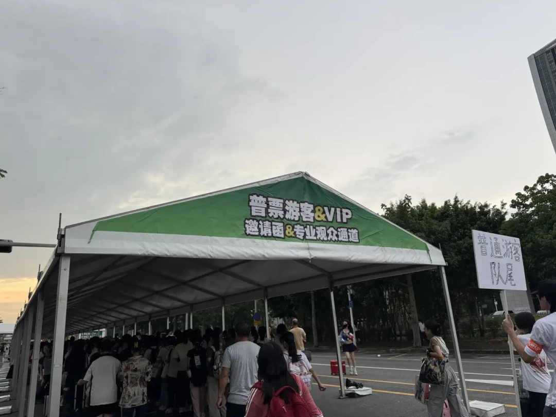Cos张雪峰中暑晕倒,北京漫展也接连倒下:暑期最后一场漫展前,这份20元防暑清单值得存