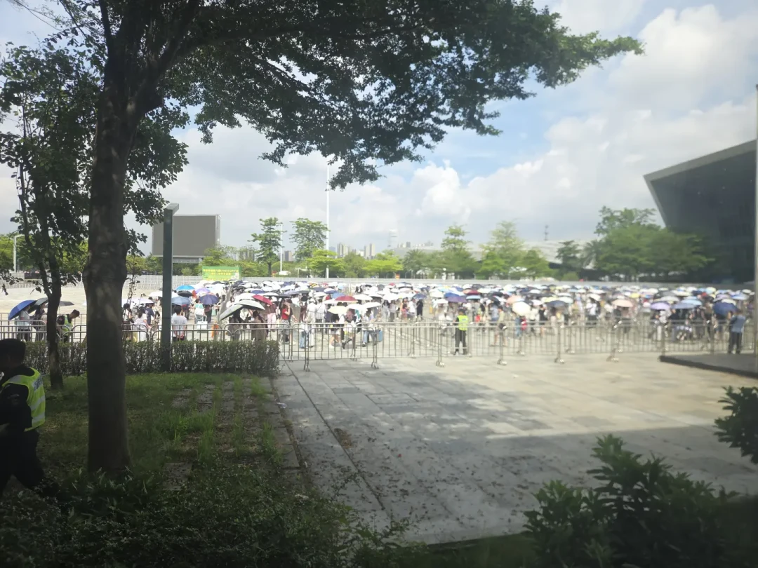 Cos张雪峰中暑晕倒,北京漫展也接连倒下:暑期最后一场漫展前,这份20元防暑清单值得存