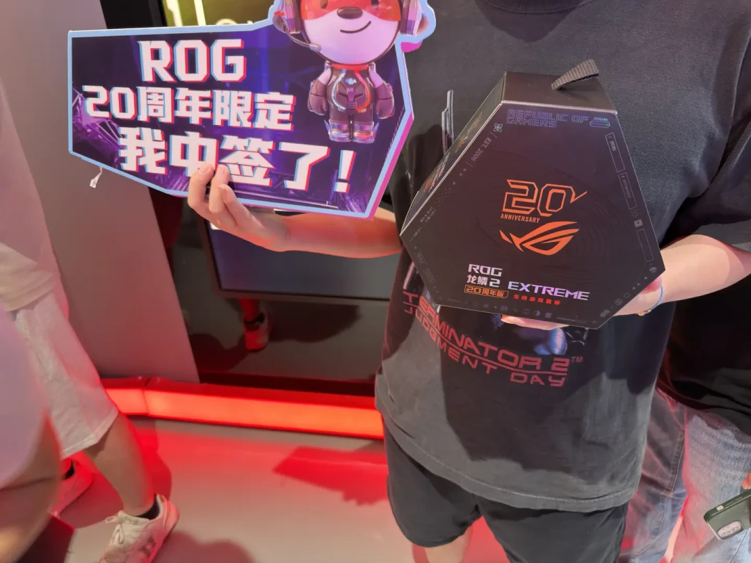 从1999元的鼠标到112026元的全家桶:ROG 20周年产品线盘一遍,三笔账看清信仰值不值