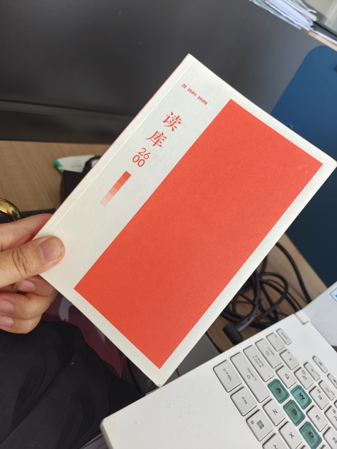 一篇《摆摊散记》把《读库》骂成“嗲子文学”:808赞的翻车现场背后,是策展订阅躲不开的雷