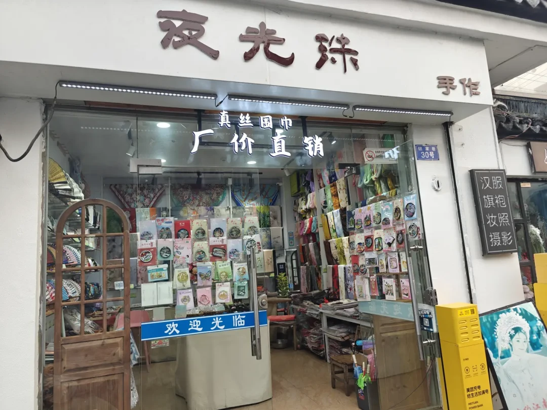 一条丝巾的蚕丝成本只有30元，售价却从20元到4000+：蚕丝涨价之年，哪个价位才真值得买？