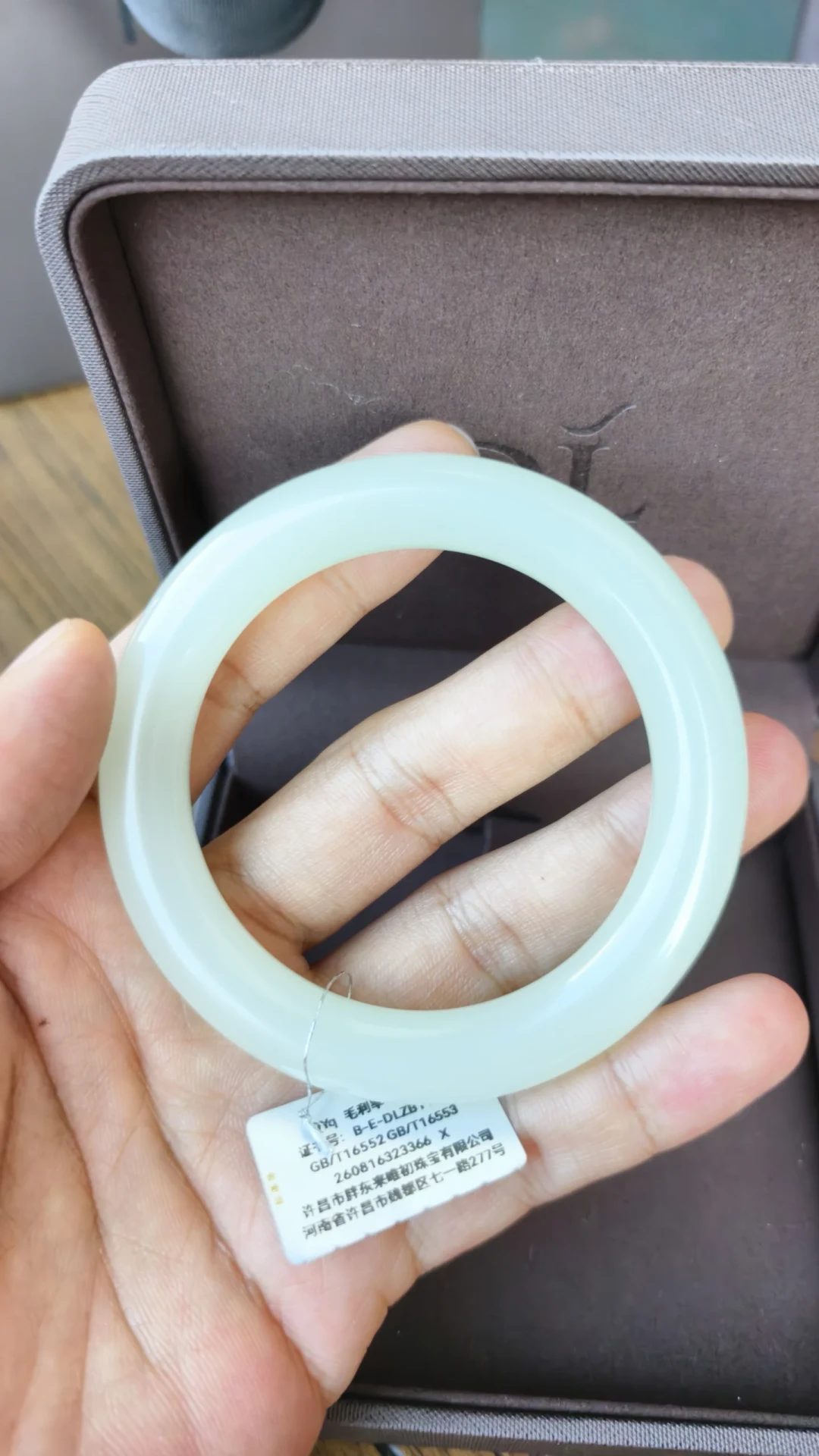 柴怼怼被判赔260万,胖东来玉石柜台还在排号:这块和田玉,保真不保性价比