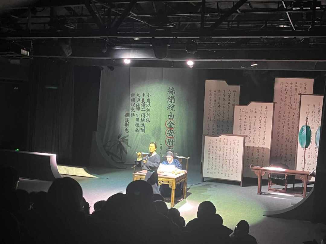 两个演员、无麦、近两小时高密度台词:正在成都演的话剧《丝绢案》,值得买票吗