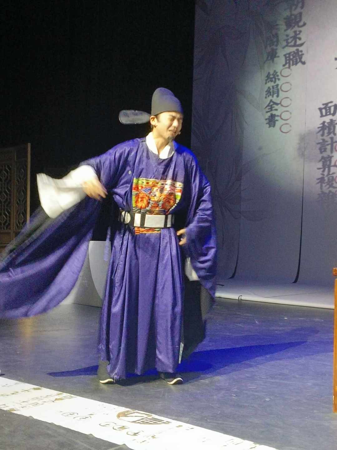 两个演员、无麦、近两小时高密度台词:正在成都演的话剧《丝绢案》,值得买票吗