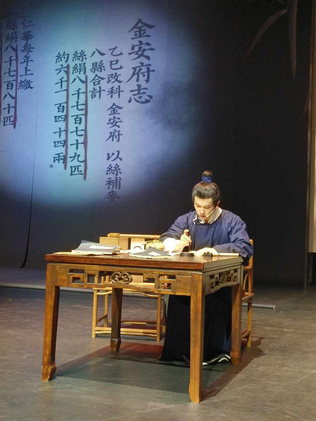 两个演员、无麦、近两小时高密度台词:正在成都演的话剧《丝绢案》,值得买票吗