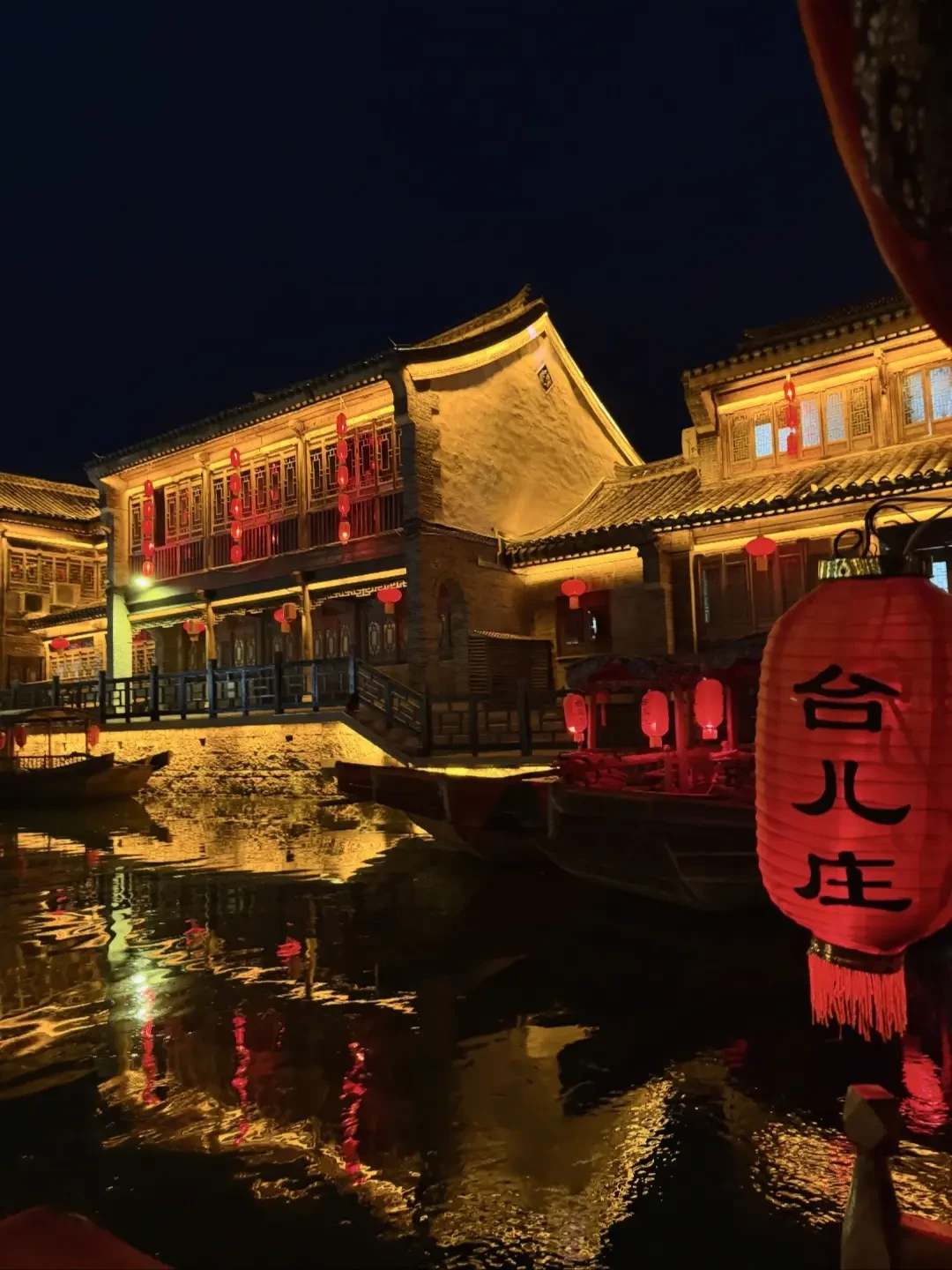 台儿庄古城的精华，在亮灯后的三个小时里：翻了20多篇8月游客复盘，入园时间、占位、住宿一次算清