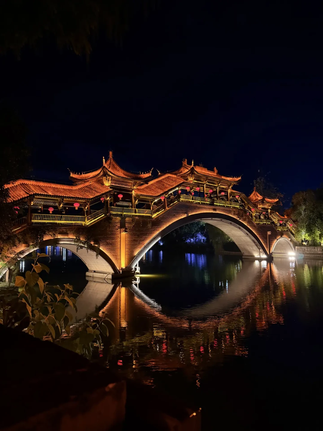 台儿庄古城的精华，在亮灯后的三个小时里：翻了20多篇8月游客复盘，入园时间、占位、住宿一次算清