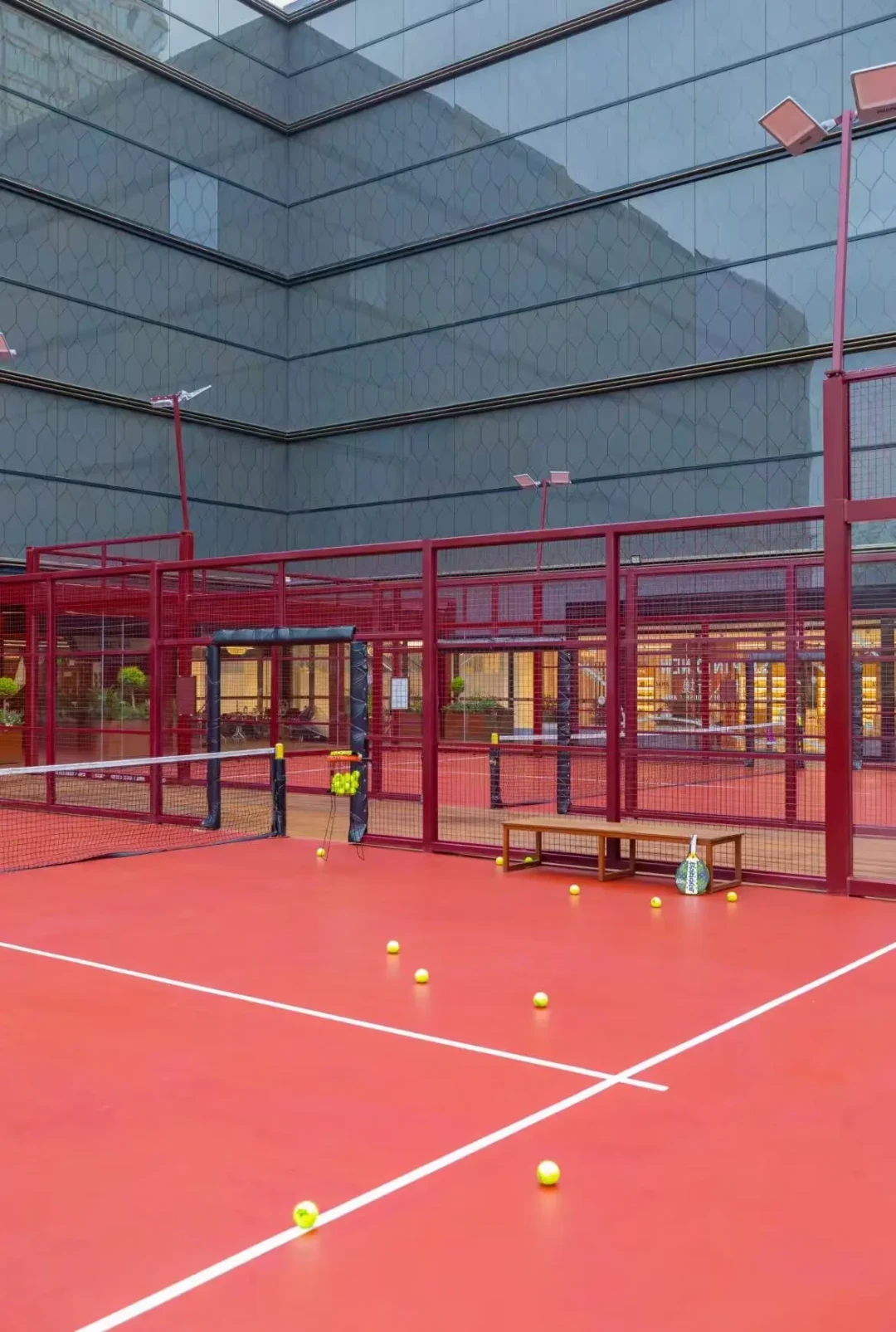 社交媒体在吵脏脏鞋是不是“时代的眼泪”,Golden Goose 却悄悄建了全国第一座 Padel 球场:这 8 个月金鹅干的事,跟你想的不一样
