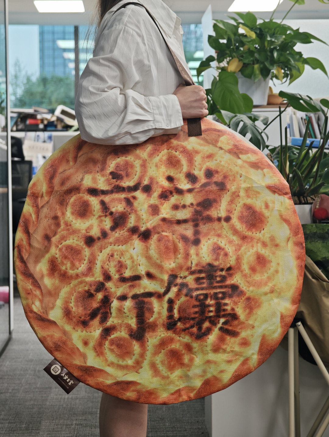 上海书展爆火的“文学行馕”不卖只换:闭幕一周后,错过的人还能怎么入手?