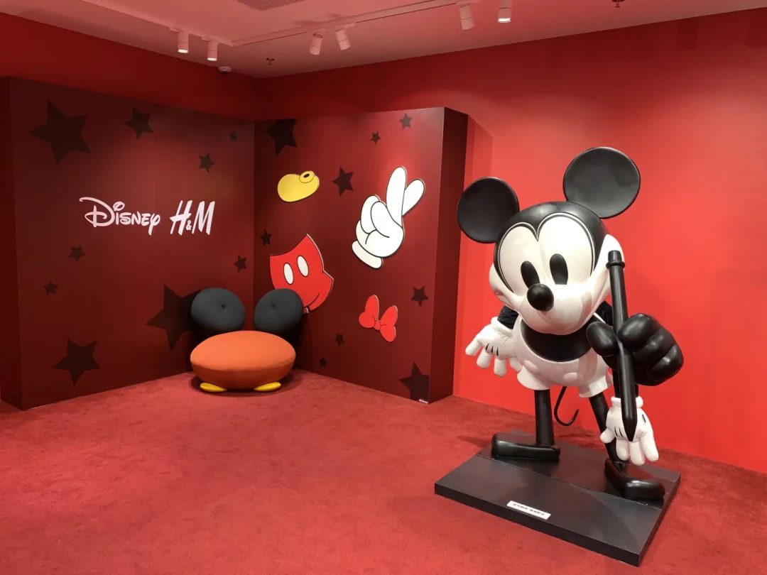 H&M把一整层楼改成了“米奇妙妙屋”:快闪开到10月10日,免费周边怎么领、坑在哪,一次说清