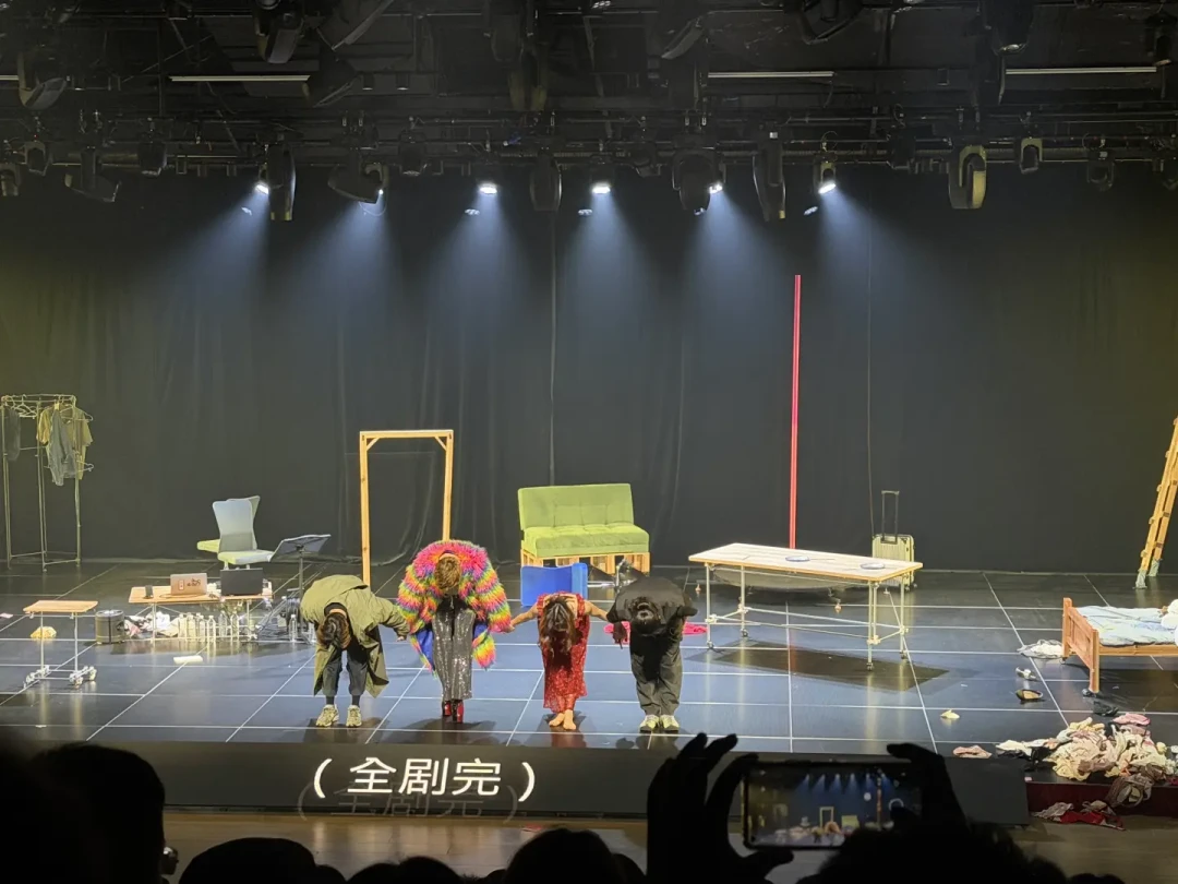 昆德拉的小说难得被改编，这次是实验剧：《身份》登上横琴舞台，《情人的凝视》两场收官，错过先补原著