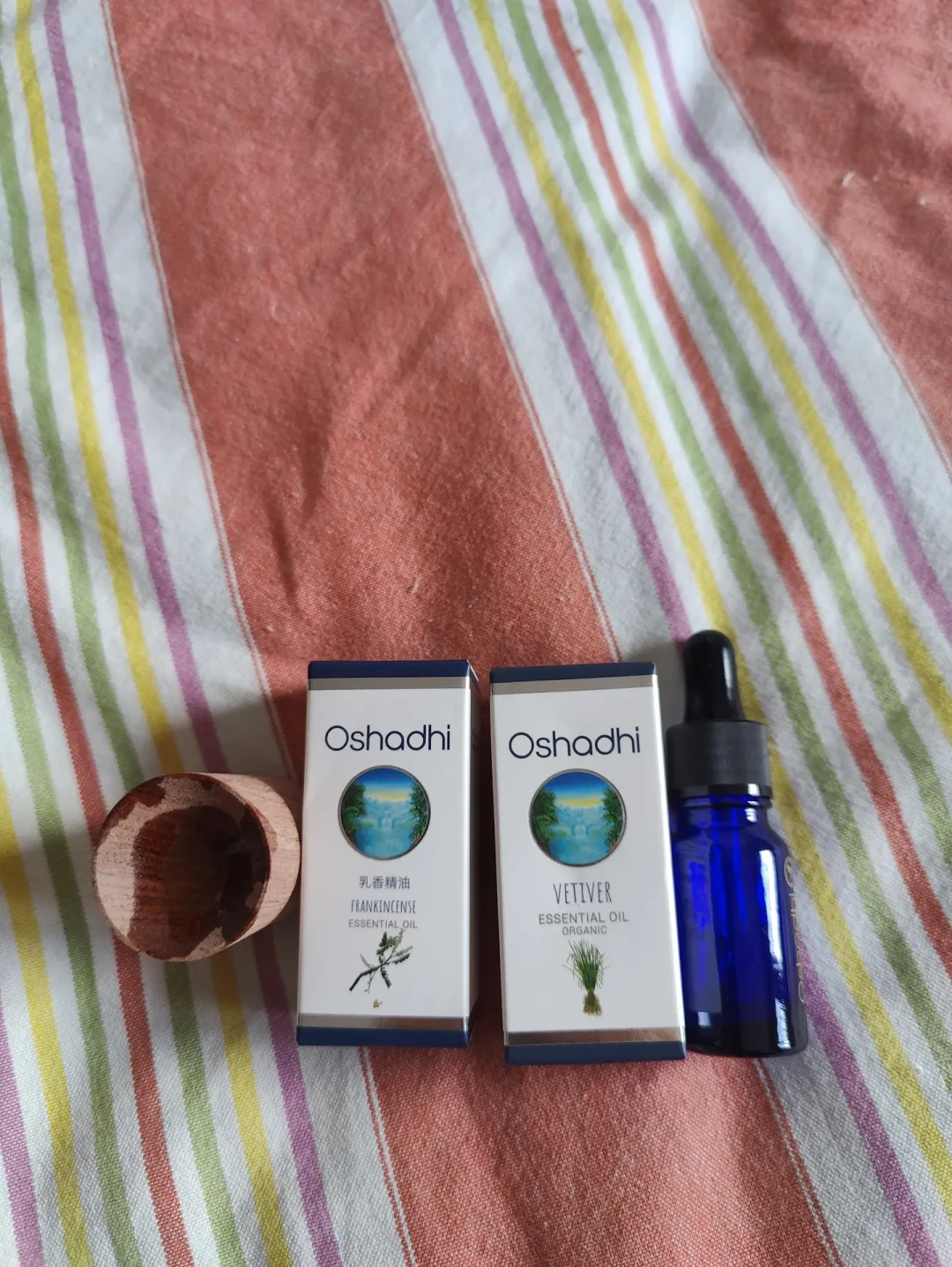 《荷尔蒙芳疗全书》配方复刻热,12.5%滚珠瓶吵翻评论区:入手Oshadhi前,先算浓度和成本两笔账